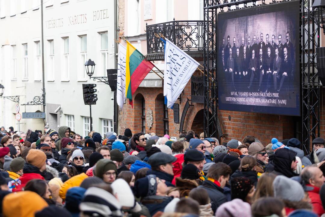 Vasario 16-osios minėjimas prie Lietuvos nepriklausomybės signatarų namų Vilniuje