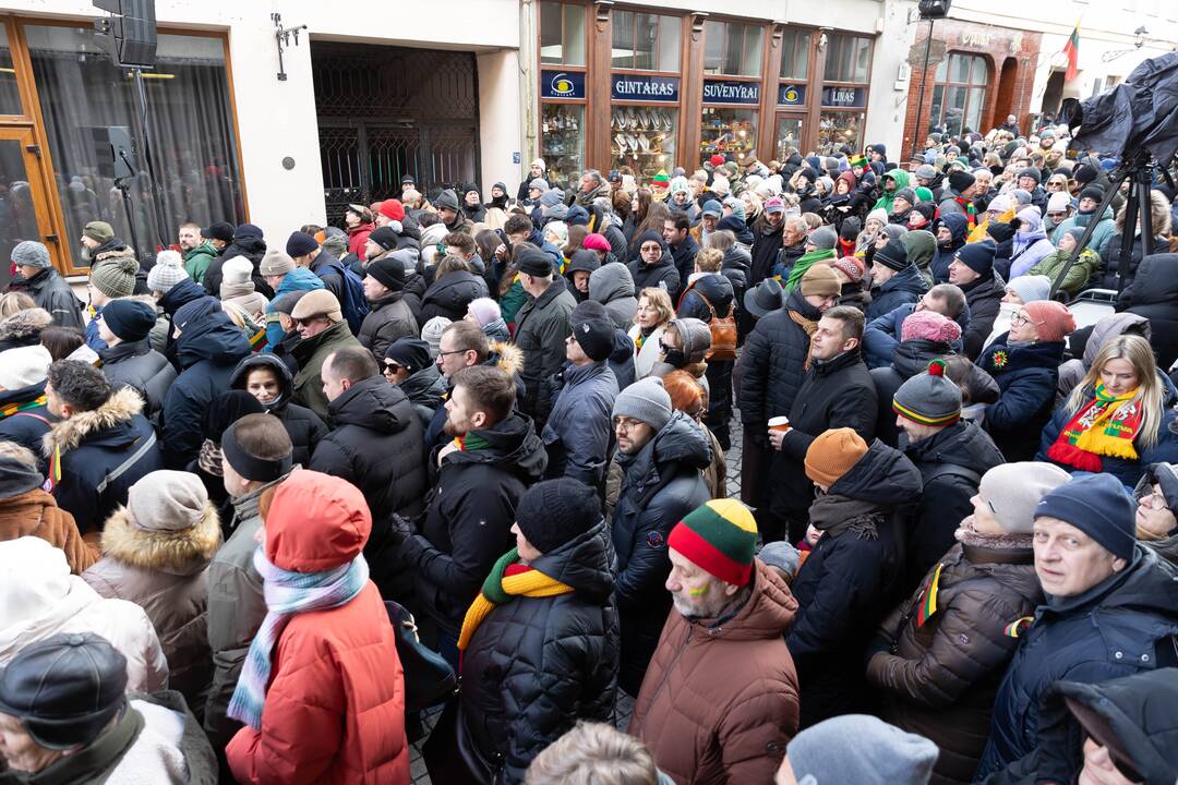 Vasario 16-osios minėjimas prie Lietuvos nepriklausomybės signatarų namų Vilniuje