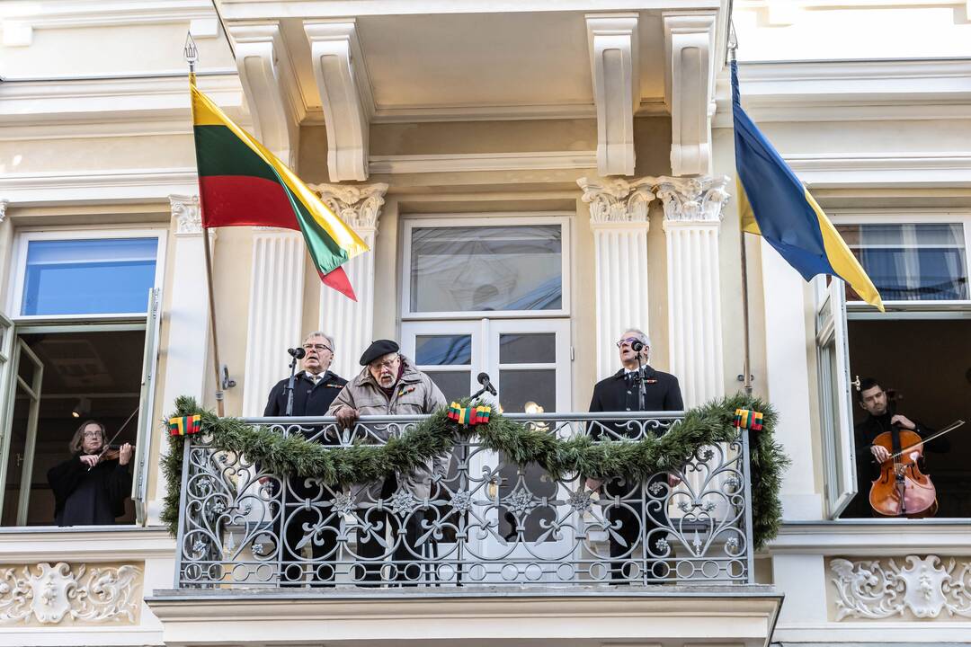 Vasario 16-osios minėjimas prie Lietuvos nepriklausomybės signatarų namų Vilniuje