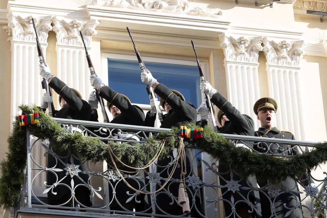 Vasario 16-osios minėjimas prie Lietuvos nepriklausomybės signatarų namų Vilniuje