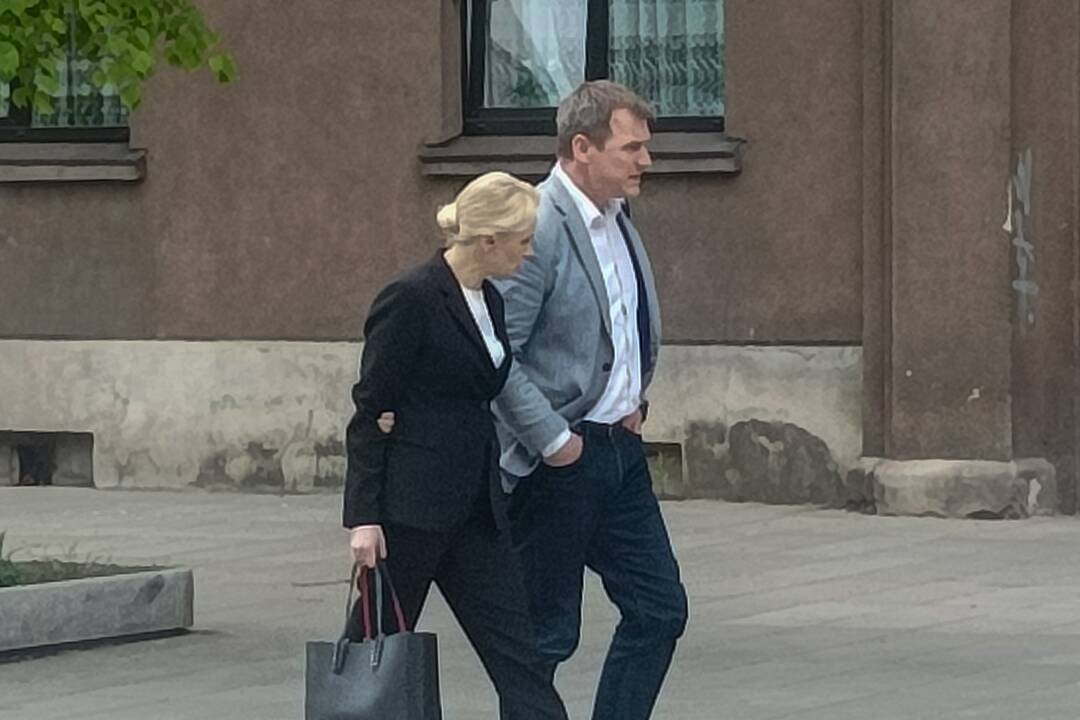 Alytaus rajono merė R.Vitkauskienė su advokatu atvyko į apklausą STT.