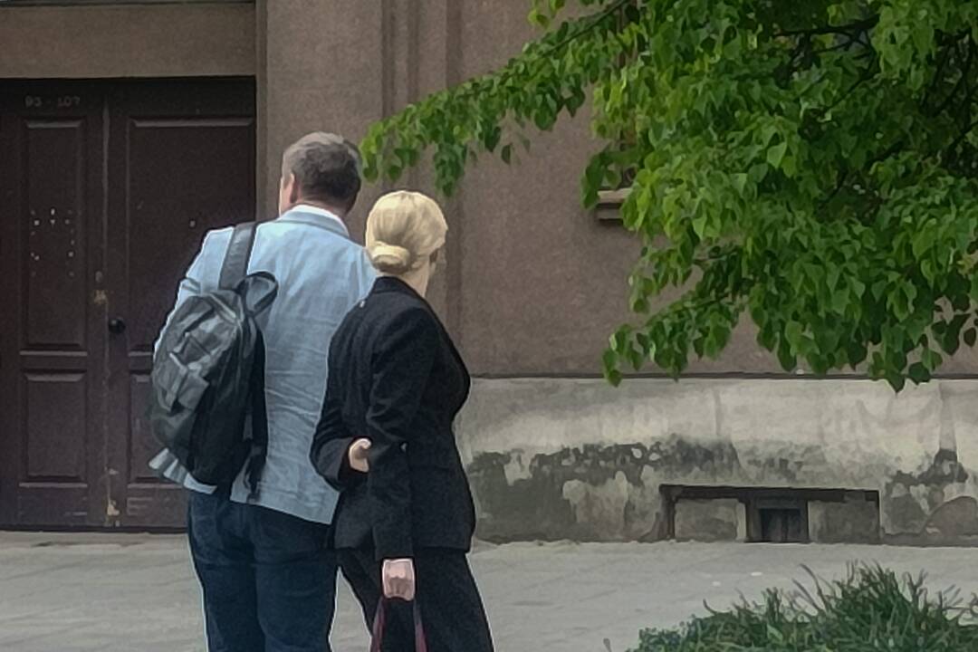 Alytaus rajono merė R.Vitkauskienė su advokatu atvyko į apklausą STT.