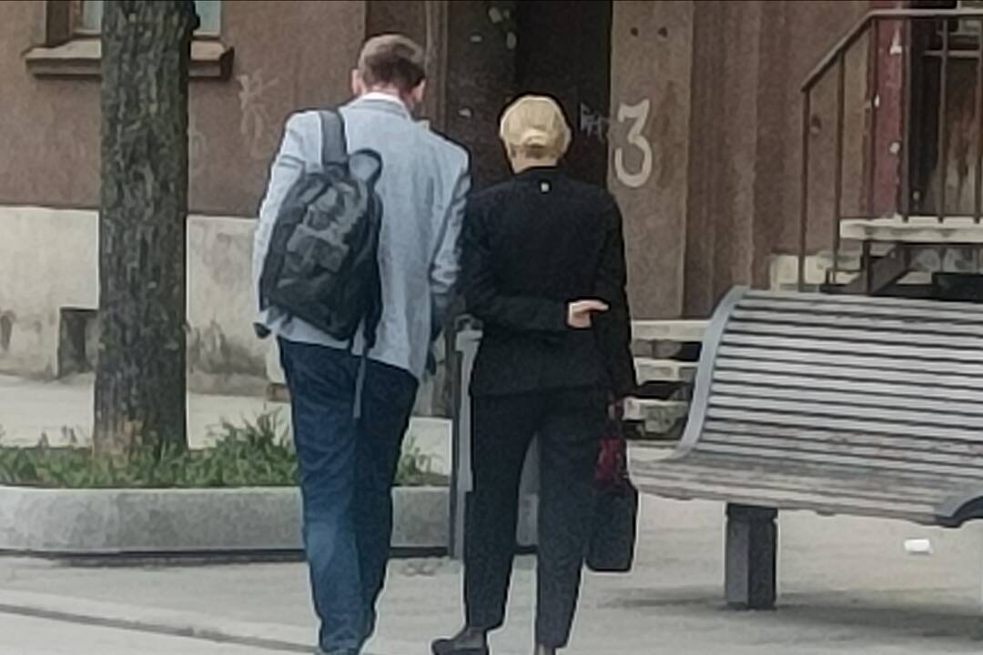 Alytaus rajono merė R.Vitkauskienė su advokatu atvyko į apklausą STT.