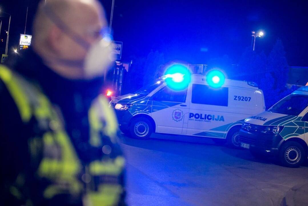 Smurtas ir alkoholis liejosi laisvai: mušeikų tramdyti atvykę pareigūnai sutikti nesvetingai