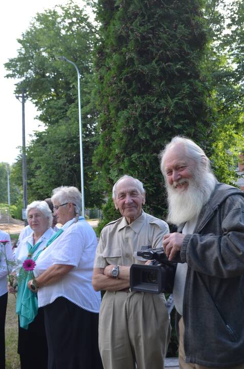 Tradicija: prie memorialo Pravieniškių žudynių aukoms atminti kasmet susirenka patriotiškai nusiteikę vietos ir aplinkinių vietovių įvairaus amžiaus žmonės.