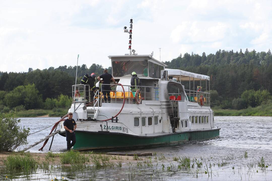 Pakaunėje degė laivas „Žalgiris“