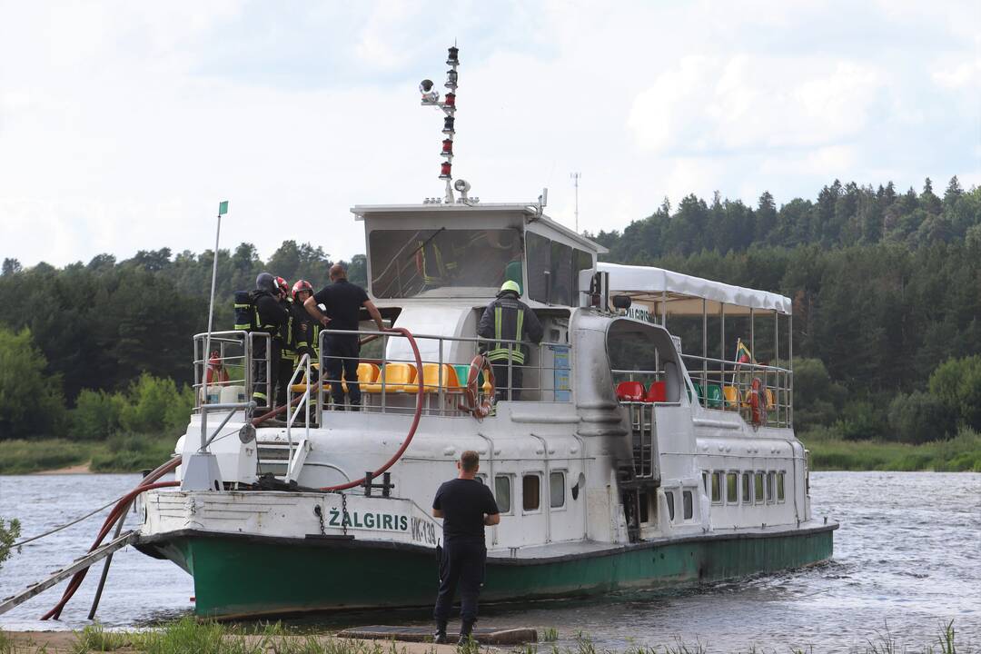 Pakaunėje degė laivas „Žalgiris“