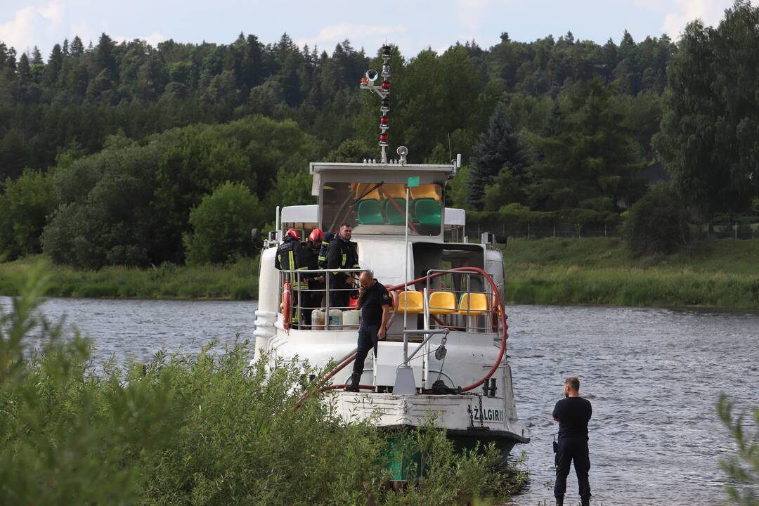 Pakaunėje degė laivas „Žalgiris“