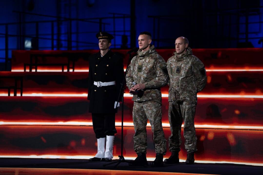 Ceremonija: pagrindinį apdovanojimą Lietuvos kariuomenės vadas gen. ltn. V.Rupšys įteikė Specialiųjų operacijų pajėgų kariui Erikui.