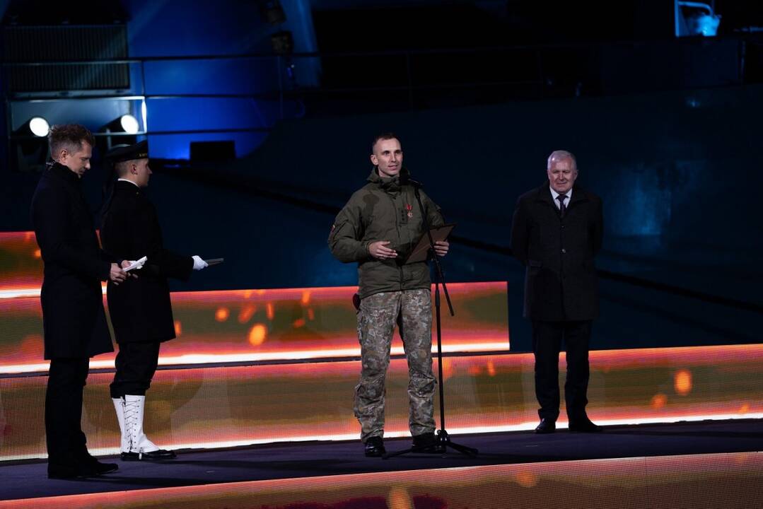 Ceremonija: pagrindinį apdovanojimą Lietuvos kariuomenės vadas gen. ltn. V.Rupšys įteikė Specialiųjų operacijų pajėgų kariui Erikui.