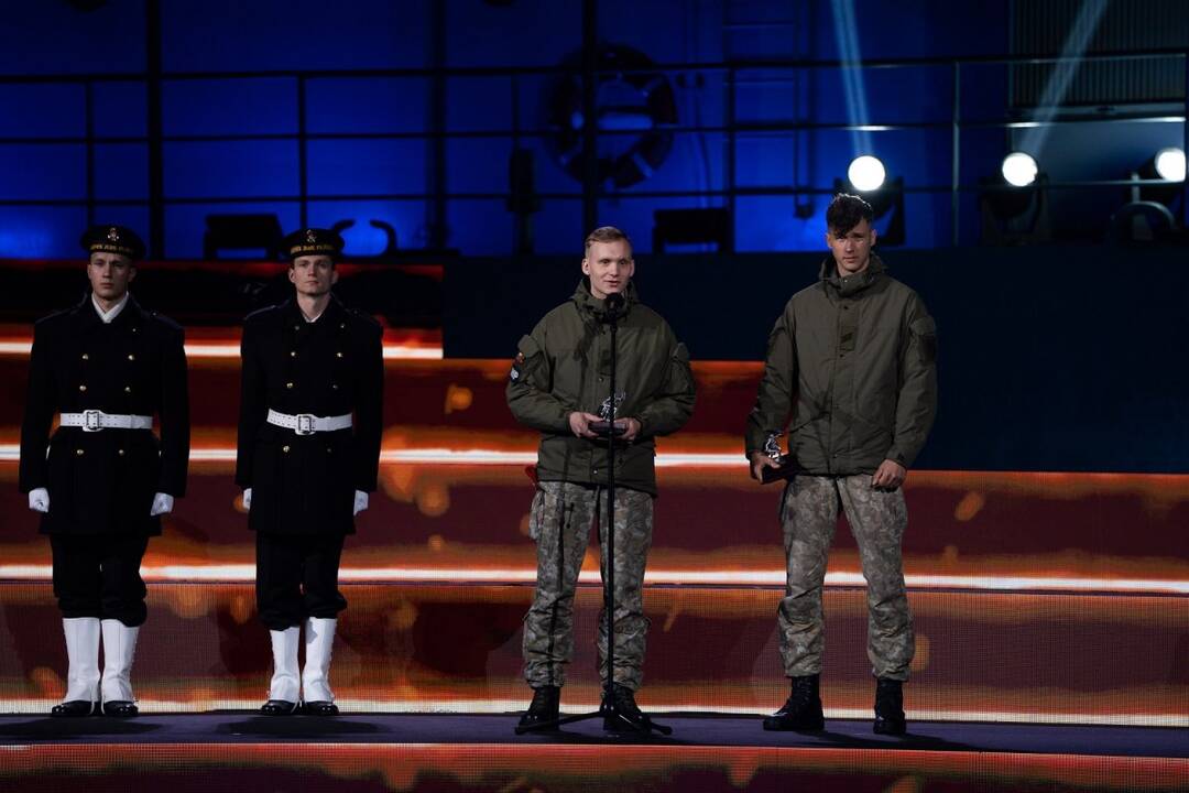 Ceremonija: pagrindinį apdovanojimą Lietuvos kariuomenės vadas gen. ltn. V.Rupšys įteikė Specialiųjų operacijų pajėgų kariui Erikui.