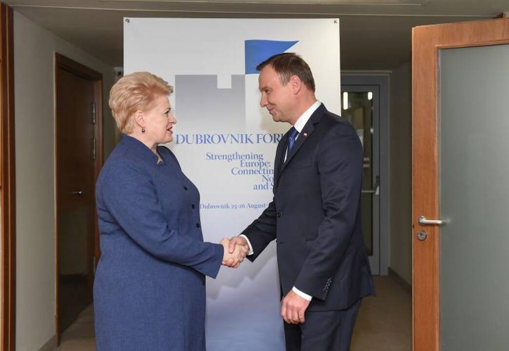 Dalia Grybauskaitė (kairėje) ir Andrzejus Duda (dešinėje)