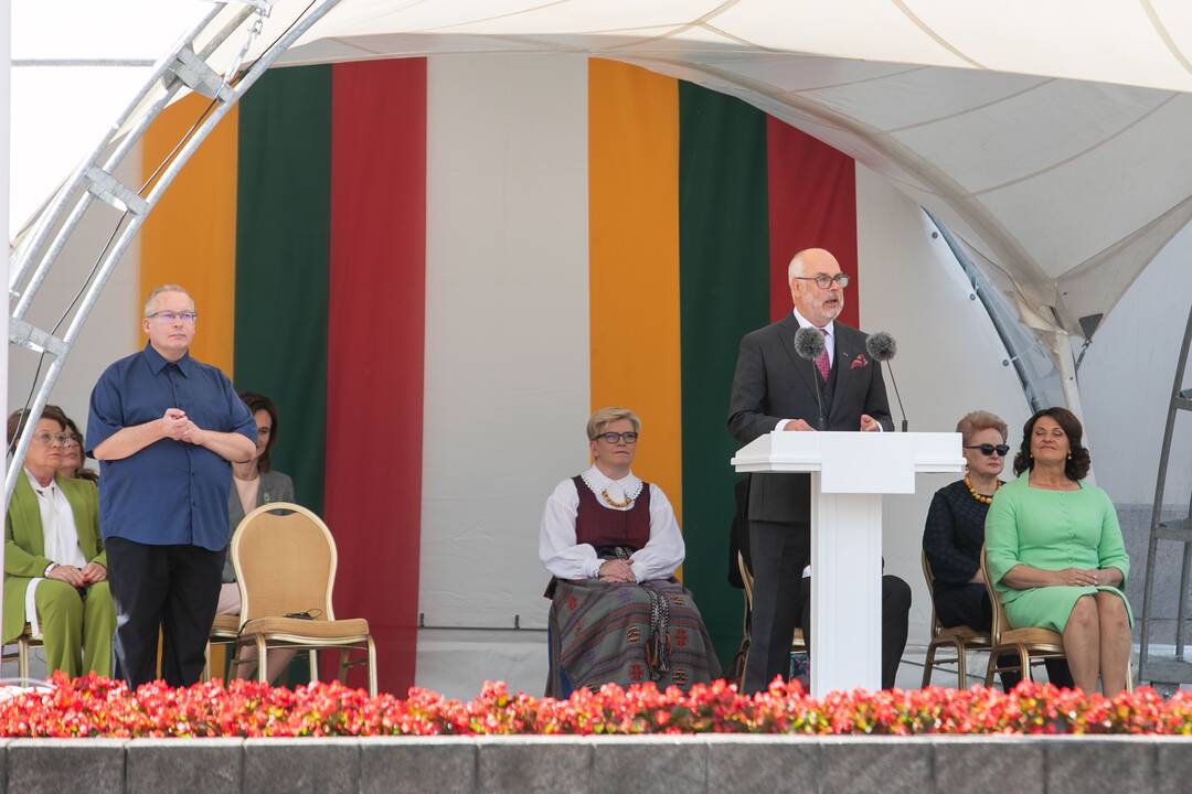 Valstybės vėliavų pakėlimo ceremonija Prezidentūroje