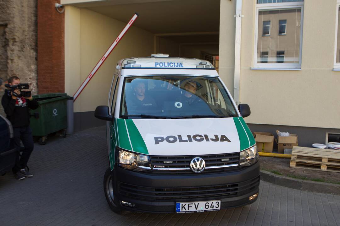 Įtariamasis nužudymu Romainiuose atvestas į teismą