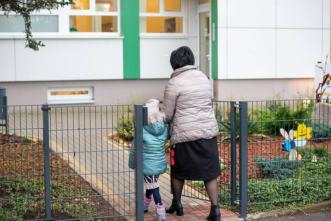 Kauno miestas dar 2018 m. rajono vadovams pateikė pasiūlymą, kuris leistų užmiestyje gyvenantiems vaikams lankyti miesto darželius, tačiau Kauno rajono savivaldybė jį ignoravo ir problemos nesprendė.