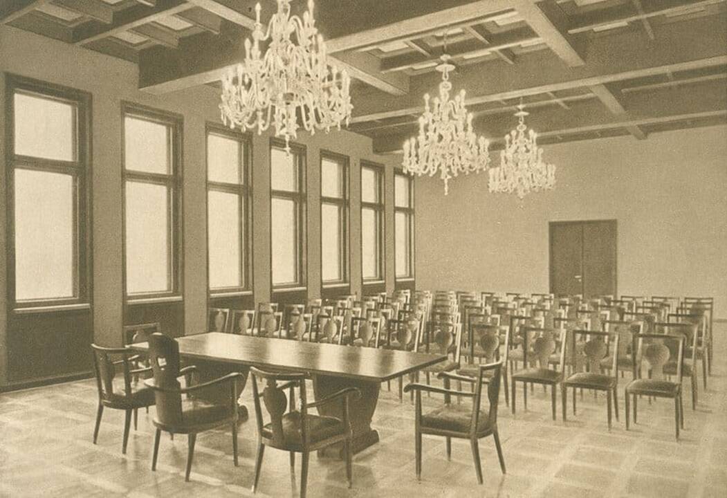 Paskirtis: V.Landsbergio-Žemkalnio kurta Tautinio stiliaus kėdė 1937 m. pagaminta Pramonės ir amatų rūmų posėdžių salės baldų komplektui.