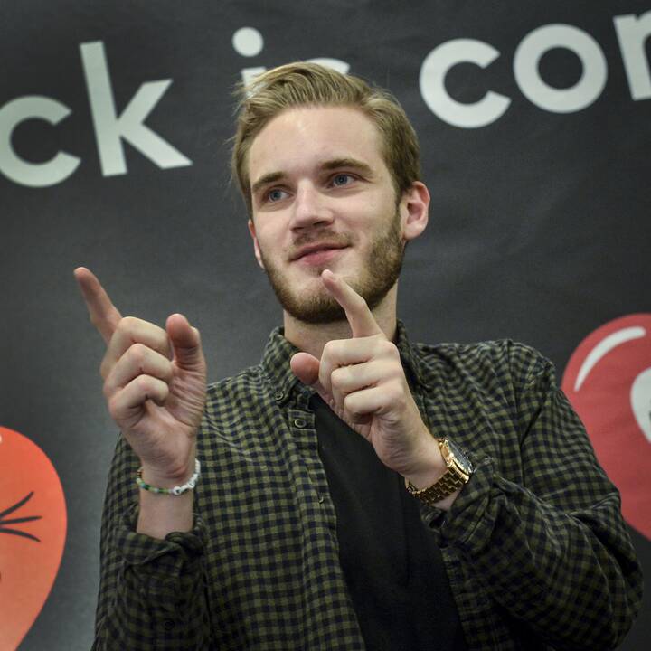 Viršūnėje:" "Youtube" fenomenas PewDiePie -- daugiausiai uždirbanti šio kanalo žvaigždė.