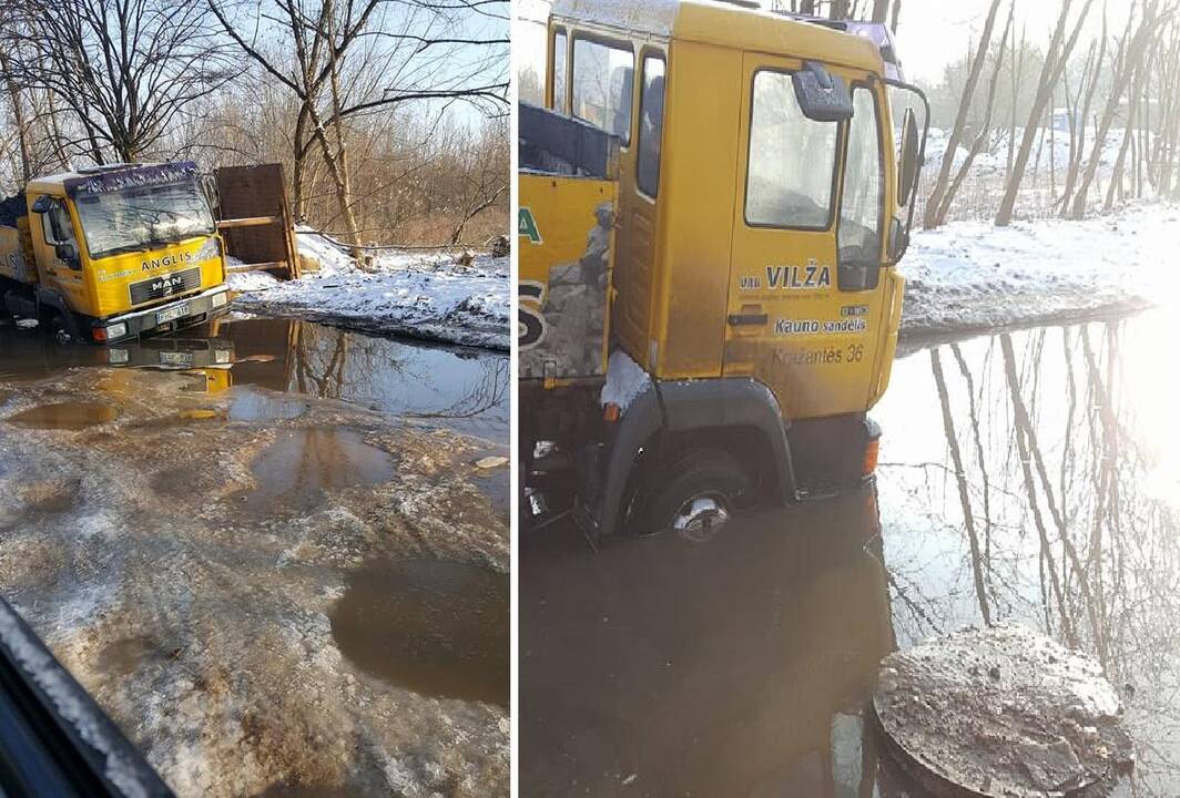 Kauno gatvių duobės neįveikiamos net sunkvežimiams