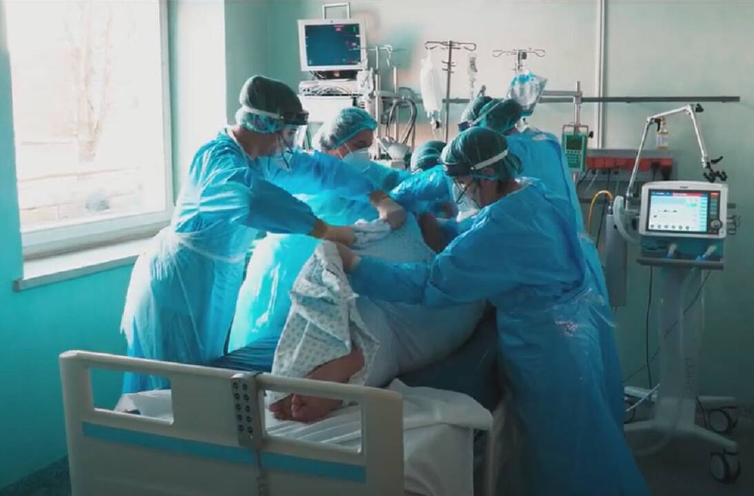 Sukrečiantys vaizdai iš COVID-19 skyrių: filmas „Pasirinkimo kaina“ kviečia susimąstyti