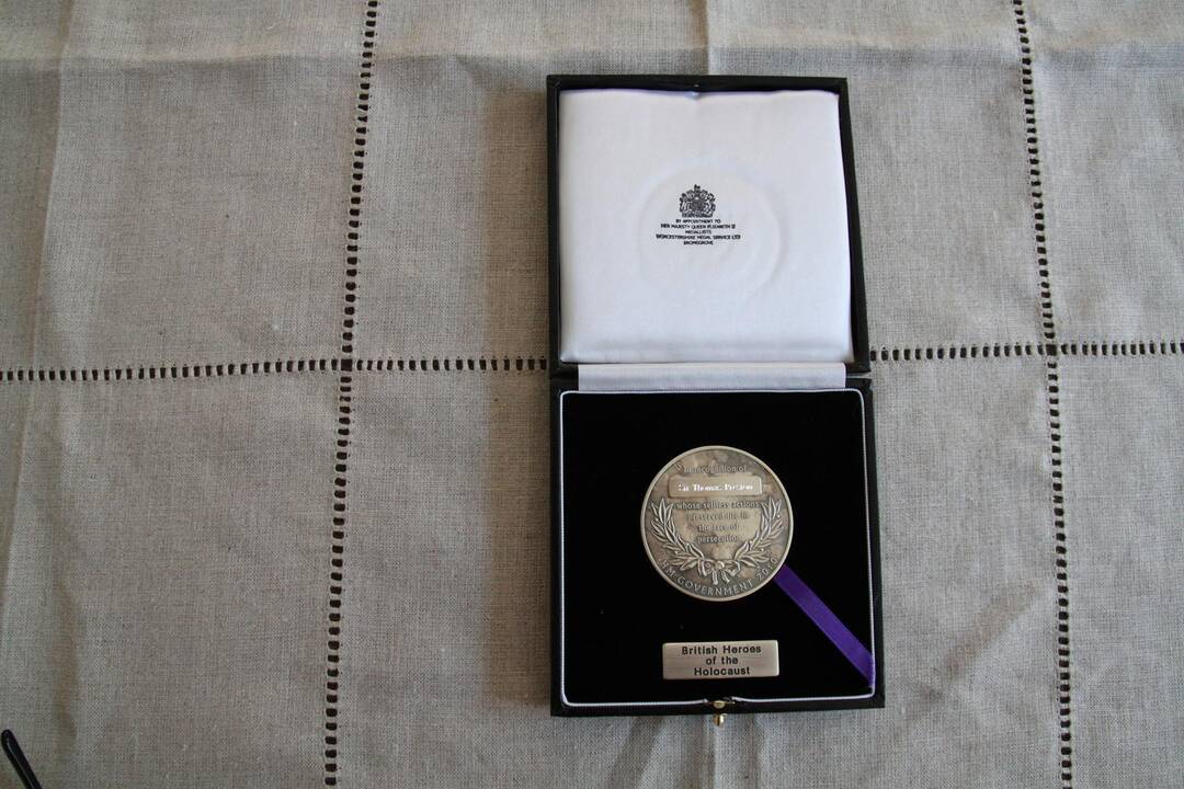 Dovana: jau netrukus Sugiharos namuose įkurtą muziejų lankys svečiai ekspozicijoje galės išvysti lordo E.Pickleso padovanotą medalį, skirtą T.H.Prestono veiklai Kaune pagerbti.