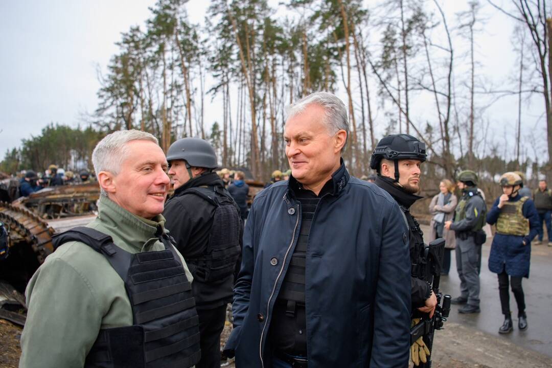 Bombos: Lietuvos ambasadorius V.Sarapinas Kyjive nuolat girdi oro pavojaus sirenas. Vienos tokios atakos metu subombarduotas ir lietuvių valdomas didžiulis prekybos centras „Retroville“.