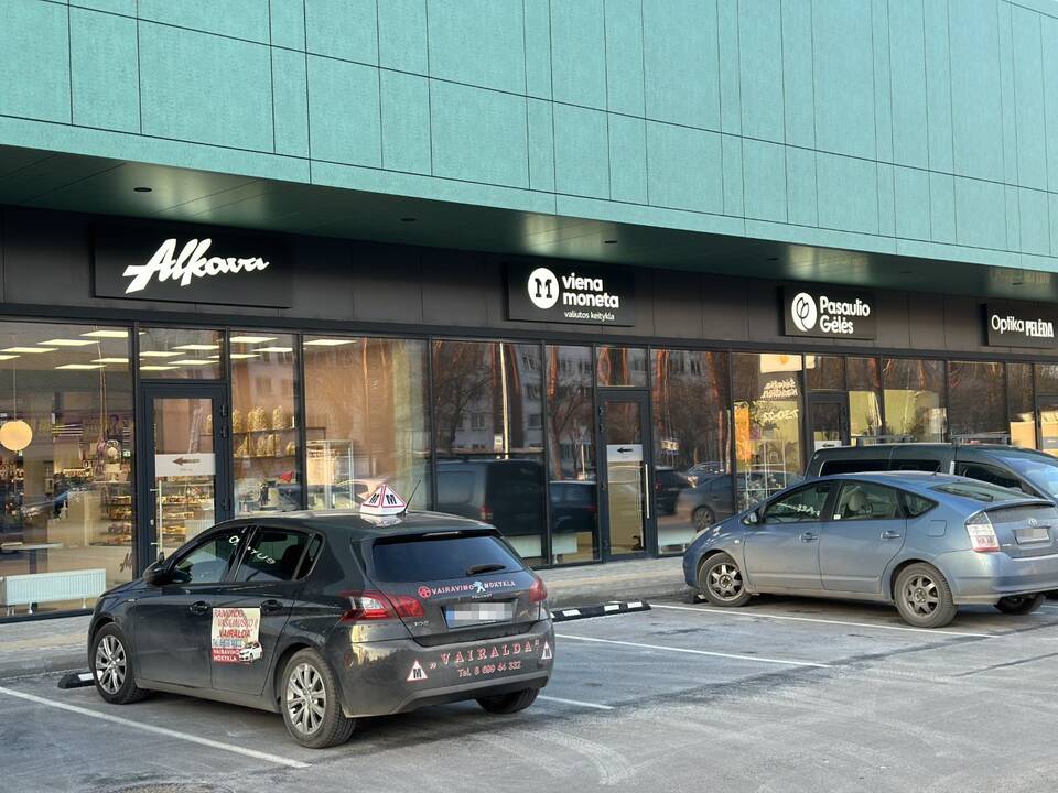 Atidarymas: naujoji valiutų keitykla „Viena moneta“ įsikūrė prekybos centre „Kalniečiai“.