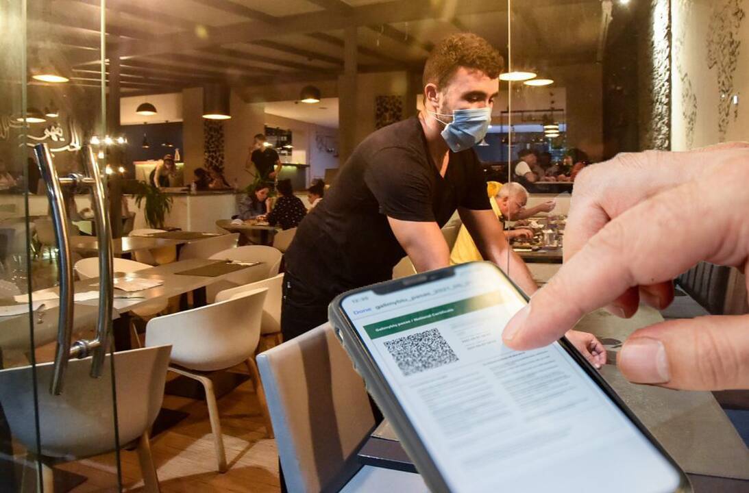 Su netikrais galimybių pasais bando prasprūsti būriais: viename bare nutvėrė net 200 apsukruolių