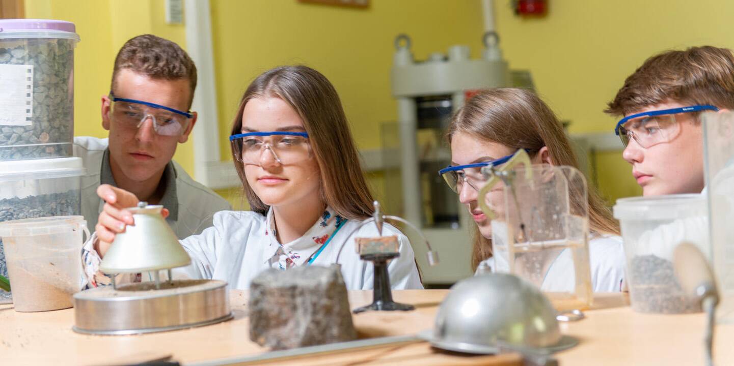 Kryptis: „Ateities inžinierių studijos“ tikslas – supažindinti mokinius su kelių industrija, suformuoti tikslų kelininko inžinieriaus įvaizdį.
