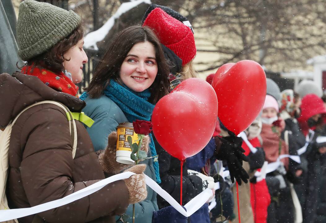 Rusijoje protestuodamos moterys Valentino dienos proga formavo žmonių grandines