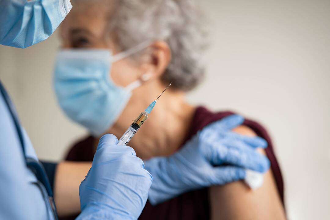 Nauja sukčiavimo schema: pas senolę užėjusi nepažįstamoji prisistatė vakcinacijos centro darbuotoja
