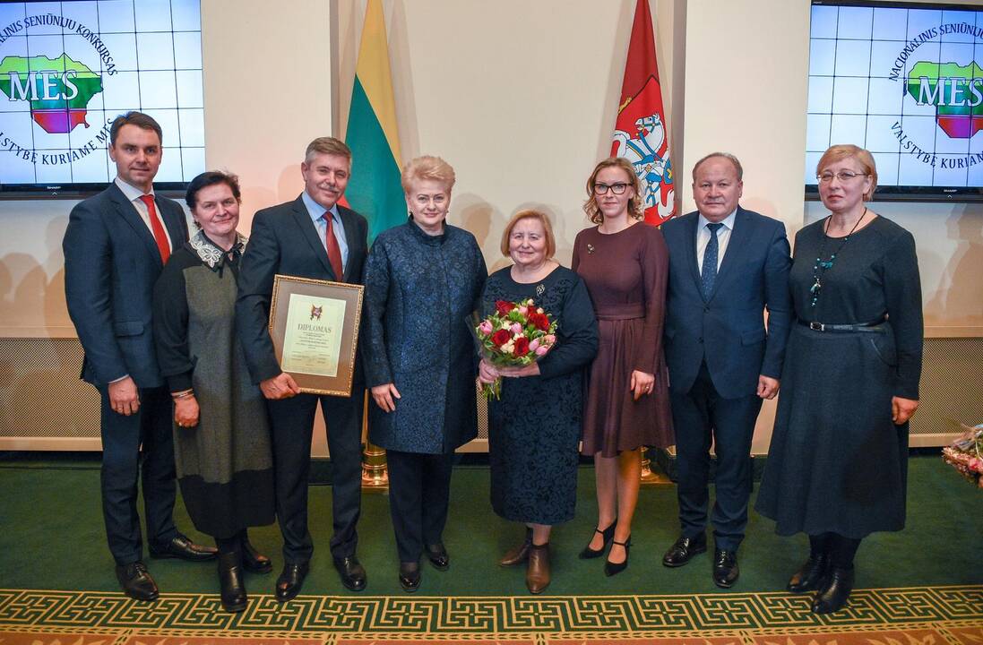 Dėmesys: D.Grybauskaitė pasveikino garbingą apdovanojimą atsiėmusius pakaunės atstovus.