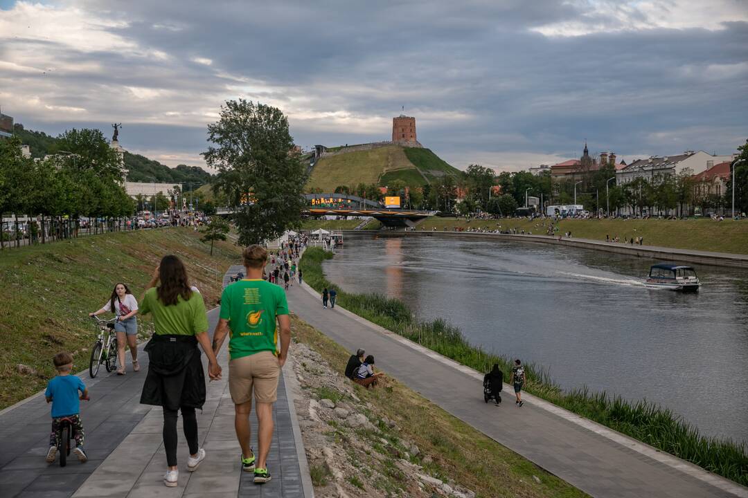 Neries krantinėse Vilniuje – tūkstančiai vėliavų ir „Tautiška giesmė“