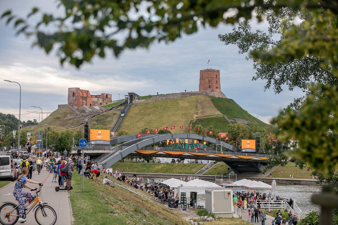 Neries krantinėse Vilniuje – tūkstančiai vėliavų ir „Tautiška giesmė“