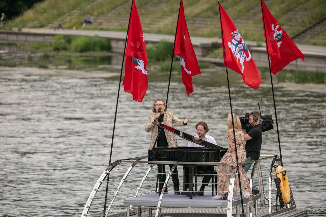 Neries krantinėse Vilniuje – tūkstančiai vėliavų ir „Tautiška giesmė“