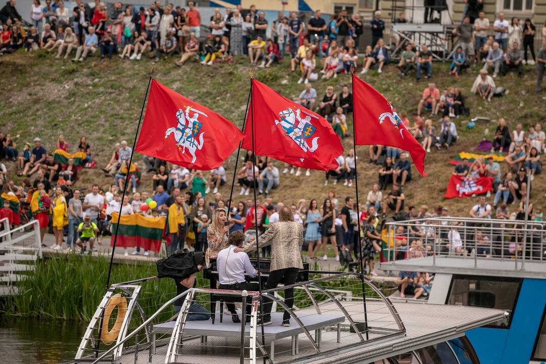 Neries krantinėse Vilniuje – tūkstančiai vėliavų ir „Tautiška giesmė“