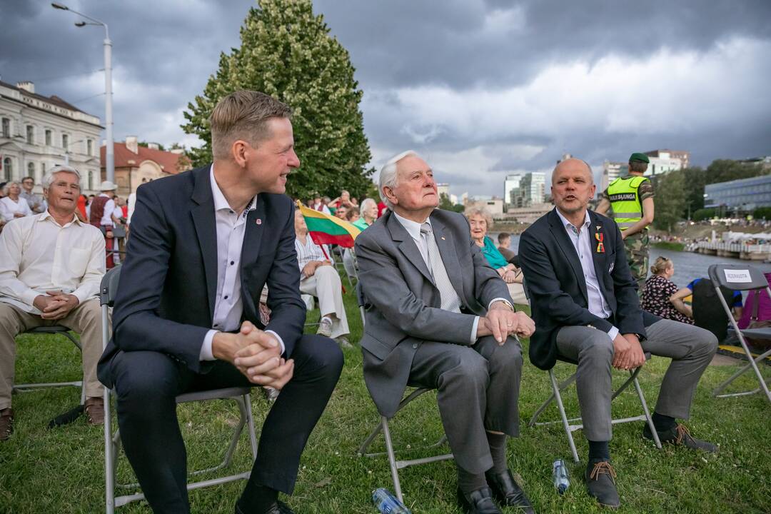 Neries krantinėse Vilniuje – tūkstančiai vėliavų ir „Tautiška giesmė“