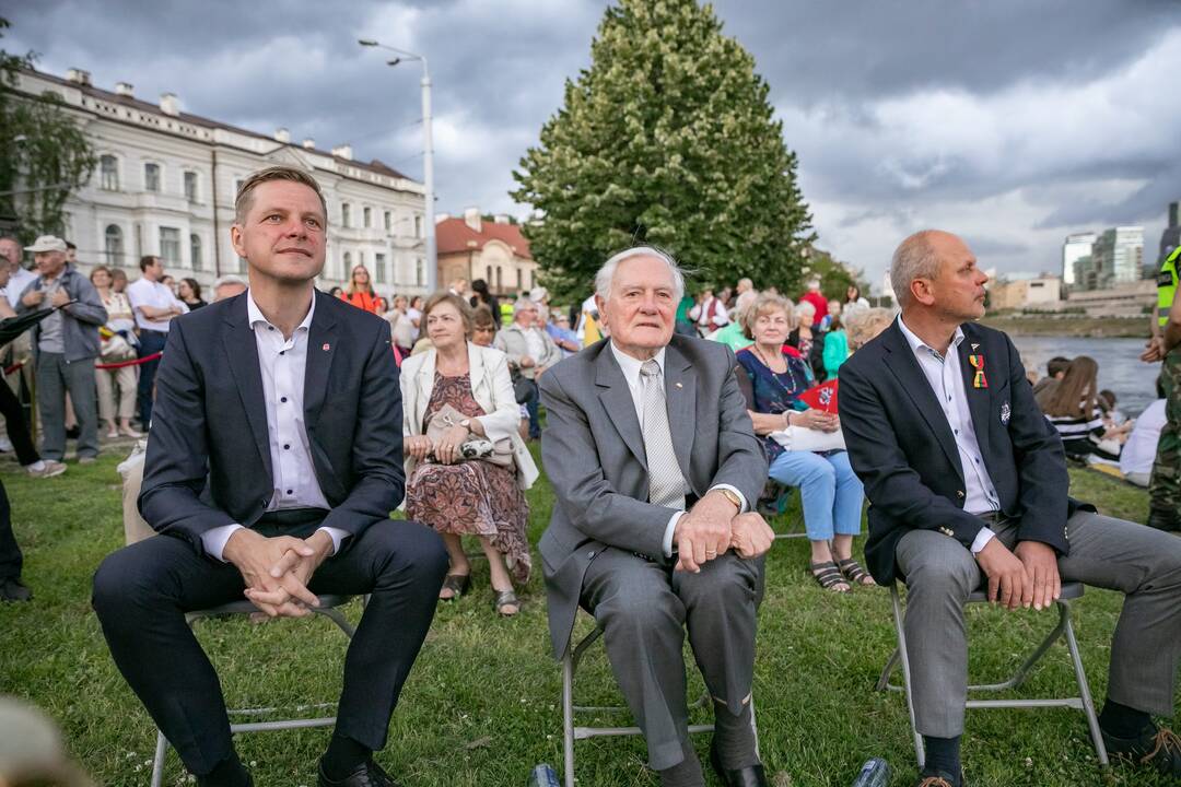 Neries krantinėse Vilniuje – tūkstančiai vėliavų ir „Tautiška giesmė“
