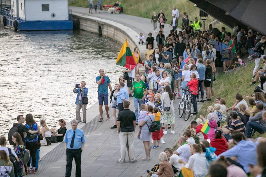 Neries krantinėse Vilniuje – tūkstančiai vėliavų ir „Tautiška giesmė“