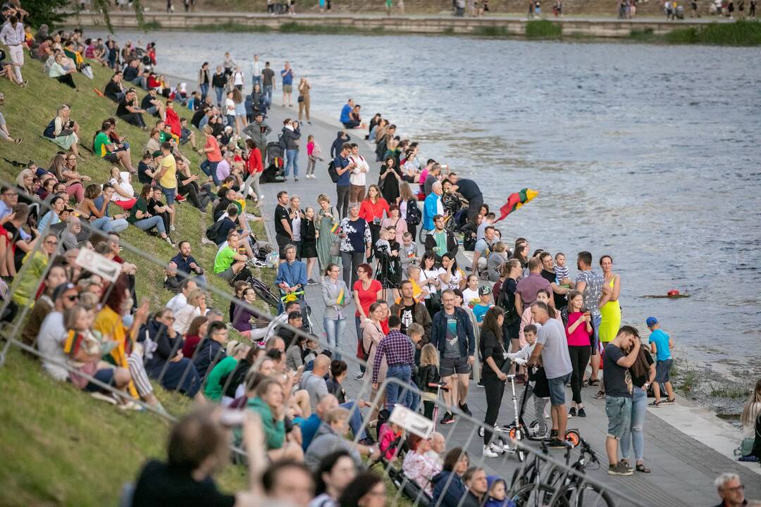 Neries krantinėse Vilniuje – tūkstančiai vėliavų ir „Tautiška giesmė“