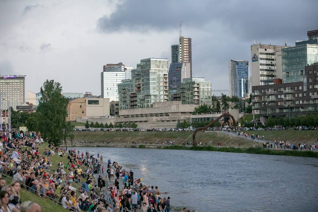 Neries krantinėse Vilniuje – tūkstančiai vėliavų ir „Tautiška giesmė“