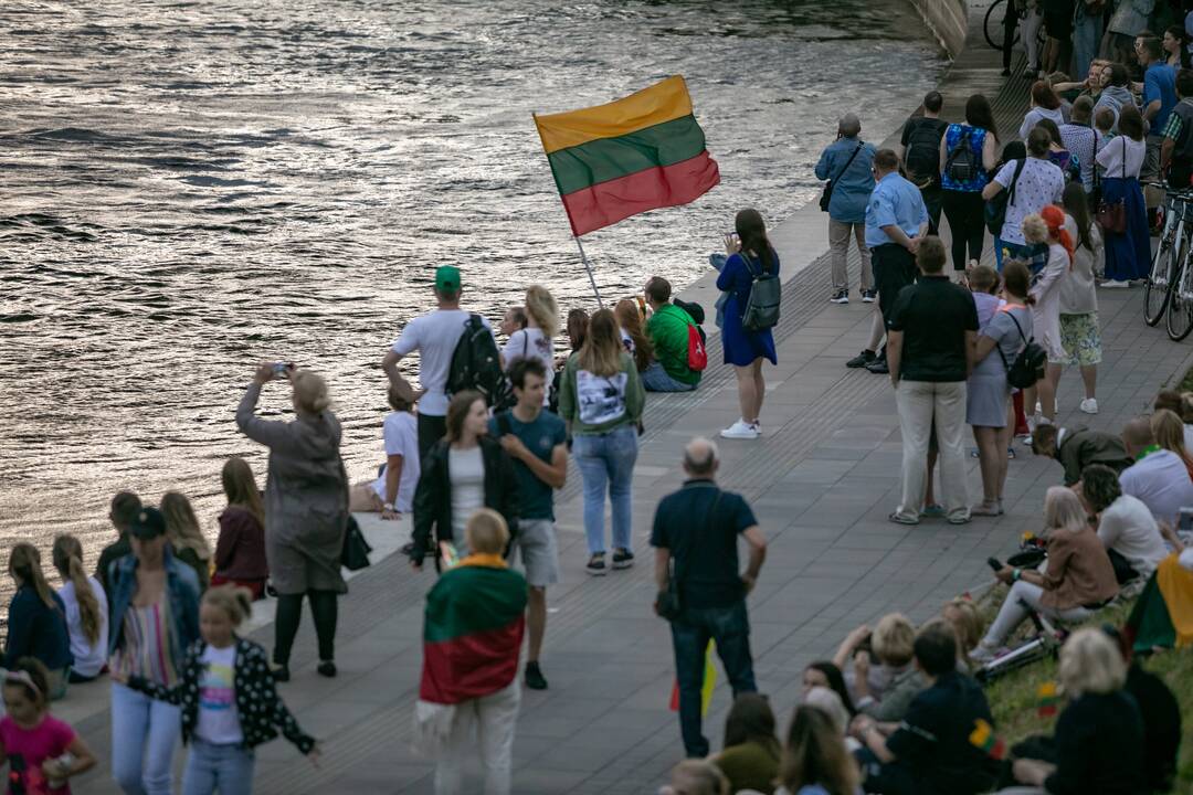 Neries krantinėse Vilniuje – tūkstančiai vėliavų ir „Tautiška giesmė“