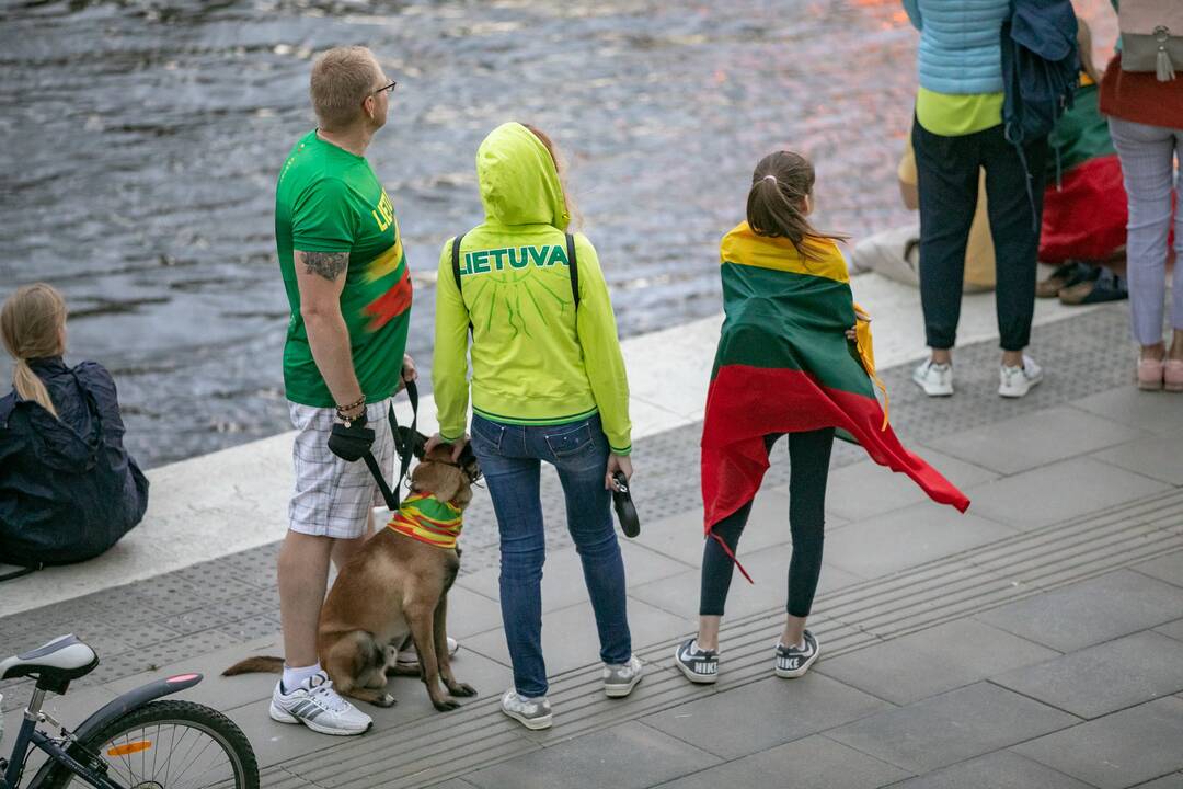 Neries krantinėse Vilniuje – tūkstančiai vėliavų ir „Tautiška giesmė“