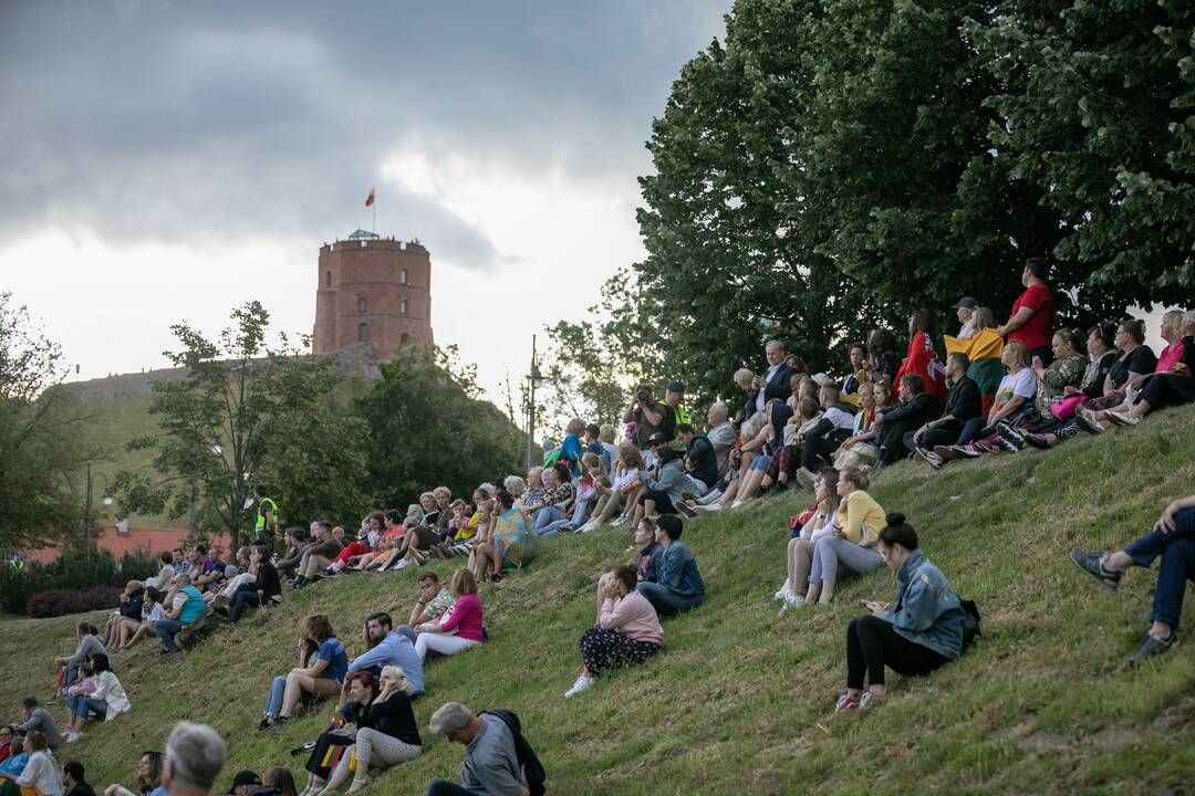 Neries krantinėse Vilniuje – tūkstančiai vėliavų ir „Tautiška giesmė“