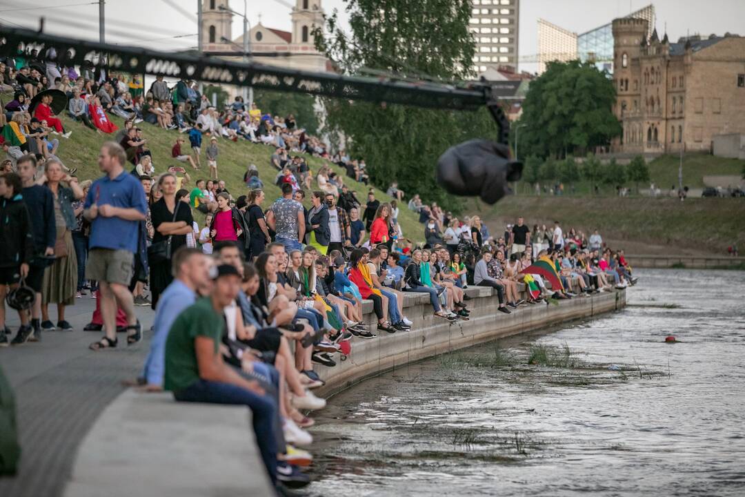 Neries krantinėse Vilniuje – tūkstančiai vėliavų ir „Tautiška giesmė“