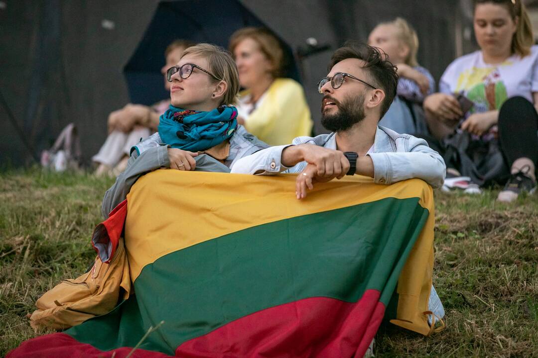 Neries krantinėse Vilniuje – tūkstančiai vėliavų ir „Tautiška giesmė“