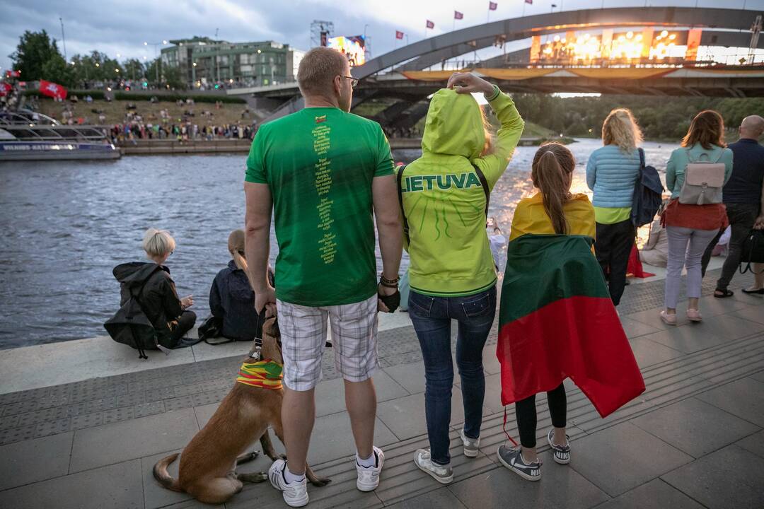 Neries krantinėse Vilniuje – tūkstančiai vėliavų ir „Tautiška giesmė“