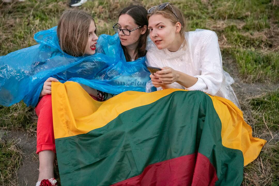 Neries krantinėse Vilniuje – tūkstančiai vėliavų ir „Tautiška giesmė“