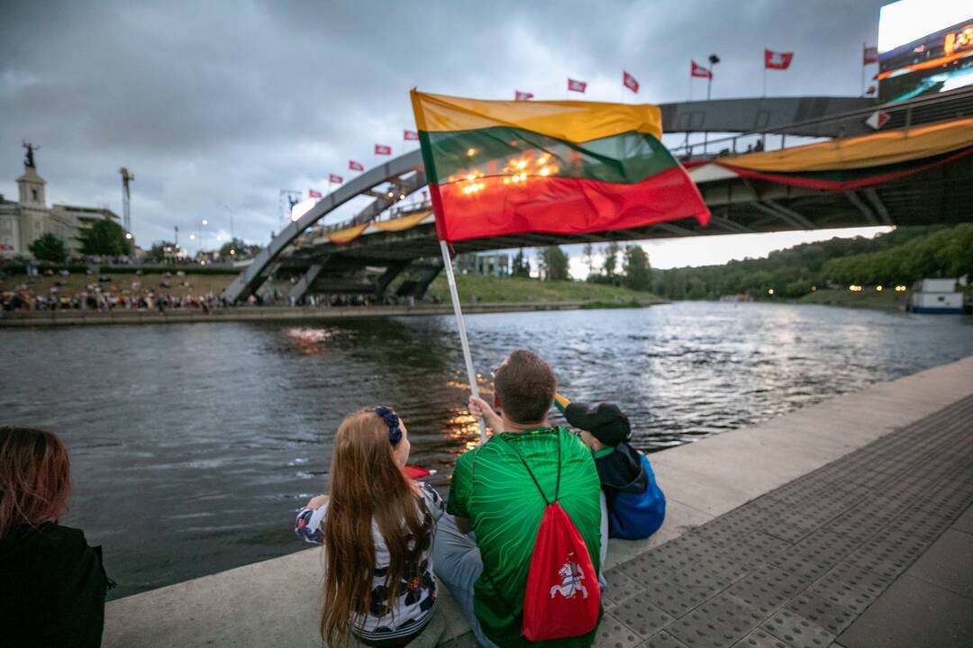 Neries krantinėse Vilniuje – tūkstančiai vėliavų ir „Tautiška giesmė“