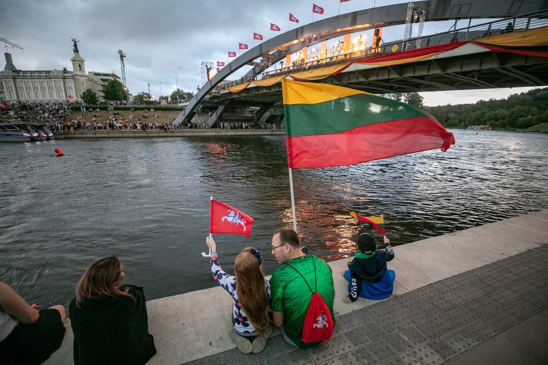 Neries krantinėse Vilniuje – tūkstančiai vėliavų ir „Tautiška giesmė“