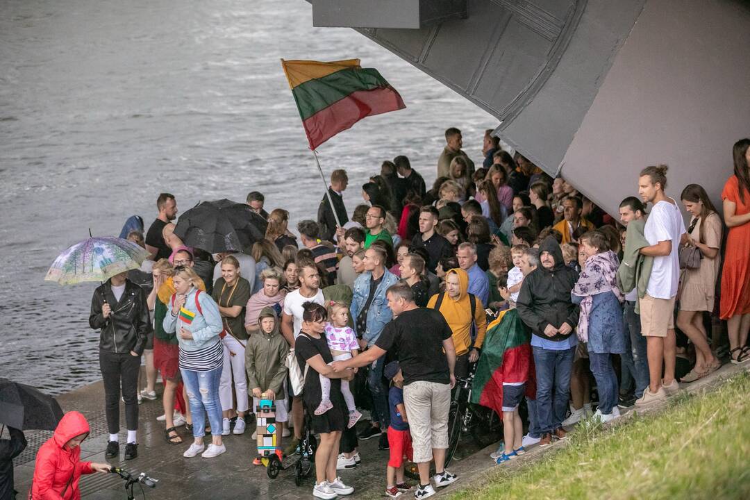 Neries krantinėse Vilniuje – tūkstančiai vėliavų ir „Tautiška giesmė“